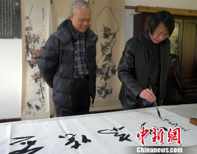 臺(tái)灣微雕家陳逢顯參訪江西八大山人紀(jì)念館(圖)