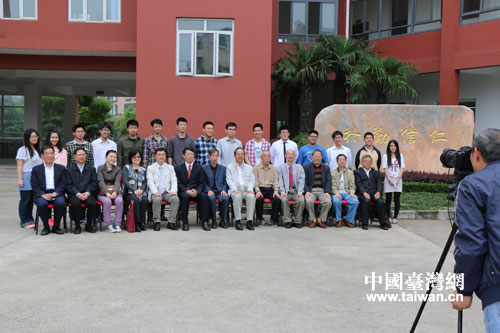 臺灣藉學(xué)生(后排)參加培訓(xùn)班結(jié)業(yè)儀式并與老師們合影留念 臺灣藉學(xué)生(后排)參加培訓(xùn)班結(jié)業(yè)儀式并與老師們合影留念