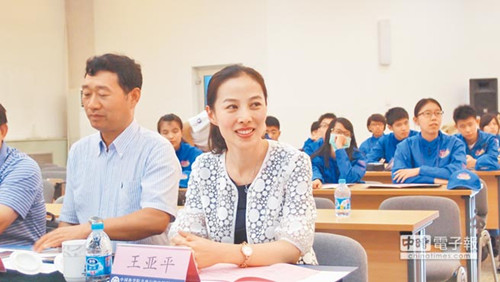 女航天員王亞平與臺灣學(xué)生親切互動(圖) 女航天員王亞平與臺灣學(xué)生親切互動(圖)