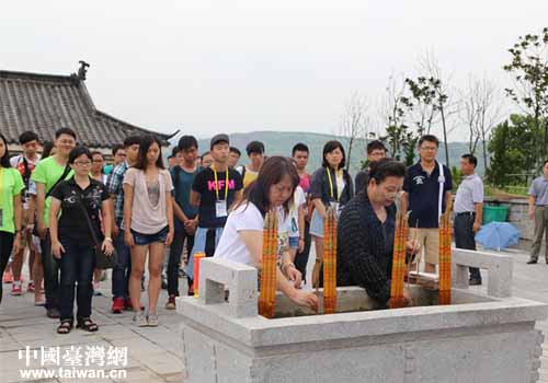 臺胞學(xué)子祭拜臺灣首任巡撫劉銘傳