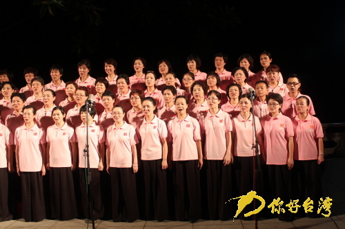 篝火晚會(huì)在佛曲梵唄中拉開帷幕(林駿 攝) 篝火晚會(huì)在佛曲梵唄中拉開帷幕(林駿 攝)