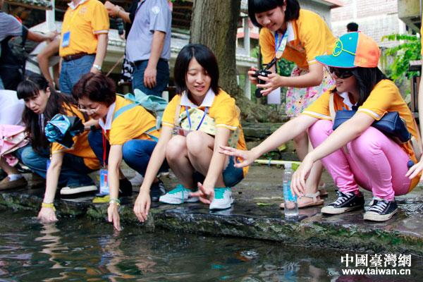 27�գ�������ϵ�ഺ�X���л�ӵăɰ���W(xu��)�������V���R���Ѕ��^�SҦ���(zh��n)������ǧ��Ŵ���Ěvʷ�L(f��ng)ò.