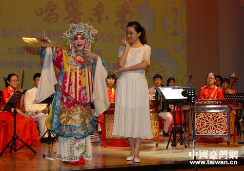 潘俊仁(左)表演《貴妃醉酒》選段