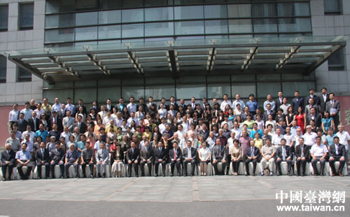 紀(jì)念中央人民廣播電臺(tái)對(duì)臺(tái)灣廣播60周年座談會(huì)合影