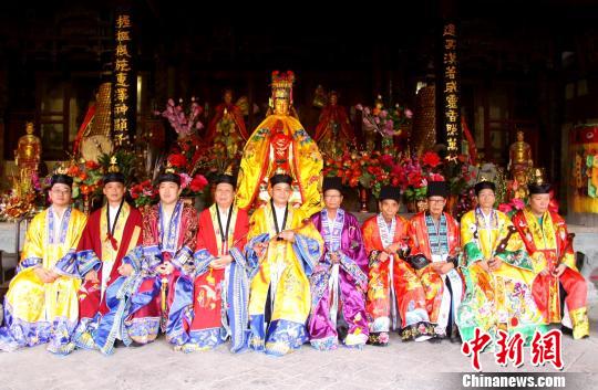 260余名兩岸道教弟子陳靖姑祖廟結業(yè) 260余名兩岸道教弟子陳靖姑祖廟結業(yè)