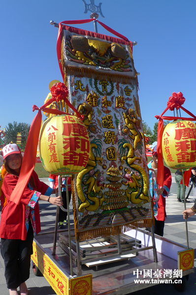 本次燈會上將上演最地道的臺灣民俗表演(中國臺灣網(wǎng) 李徽 攝) 本次燈會上將上演最地道的臺灣民俗表演(中國臺灣網(wǎng) 李徽 攝)