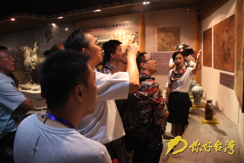 采訪團(tuán)參訪固始根親文化館(張騰陽 攝) 采訪團(tuán)參訪固始根親文化館(張騰陽 攝)