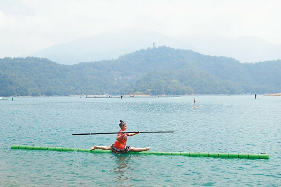 貴州選手“獨(dú)竹漂”橫渡日月潭驚呆臺灣民眾(圖)