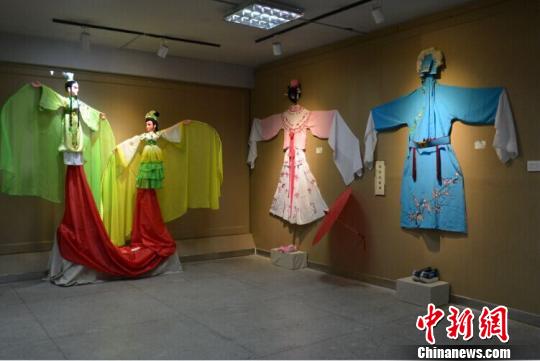 由學(xué)生創(chuàng)作的杖頭木偶以及歌仔戲服飾 由學(xué)生創(chuàng)作的杖頭木偶以及歌仔戲服飾