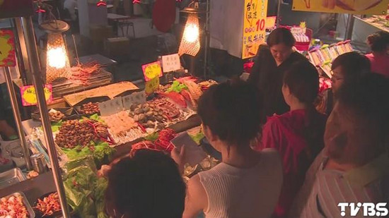 大陸游客逛夜市愛(ài)“共食”臺(tái)官員:體驗(yàn)更多小吃