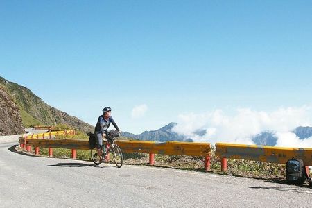 聽蟲鳴嘗美食大陸游客單車環(huán)島愛上臺(tái)灣那一味
