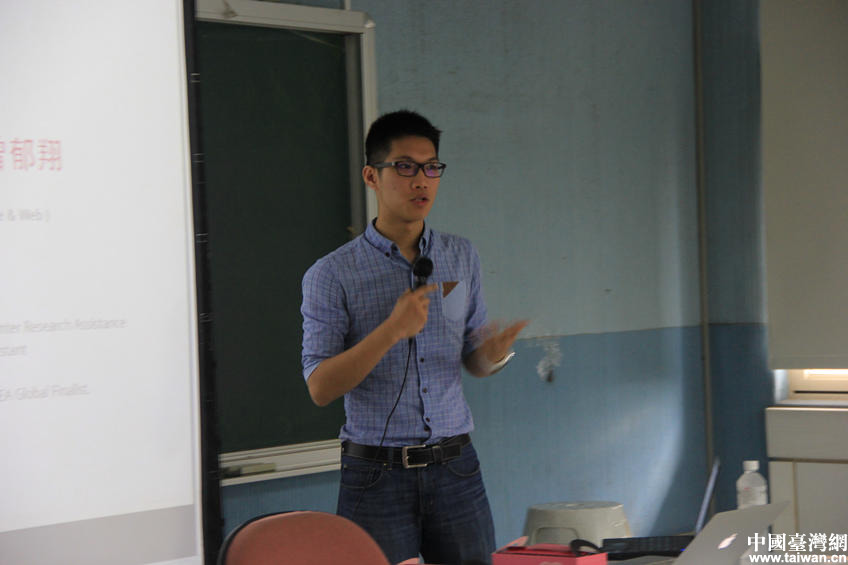 臺大機(jī)械系臺灣學(xué)生曾郁翔正在介紹其創(chuàng)辦的We Care(微善)平臺 臺大機(jī)械系臺灣學(xué)生曾郁翔正在介紹其創(chuàng)辦的We Care(微善)平臺