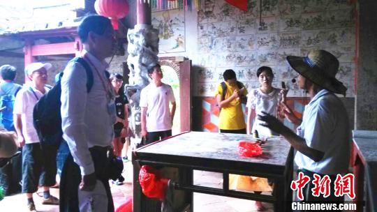 營員們圍繞著山重村的兩位祖廟老人了解子龍廟的歷史 營員們圍繞著山重村的兩位祖廟老人了解子龍廟的歷史