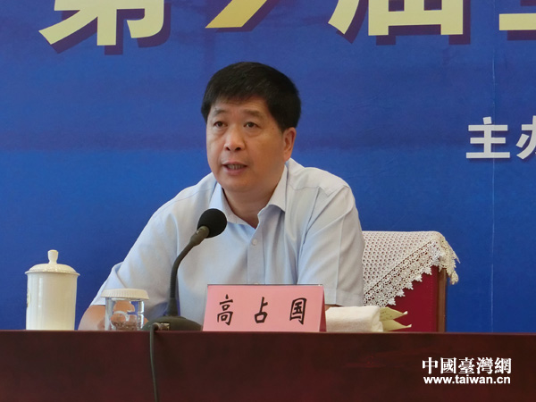 高占國向網(wǎng)媒記者團(tuán)介紹黑龍江基本情況