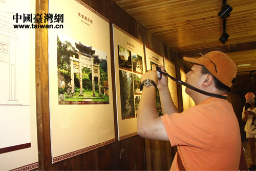 臺灣媒體記者認(rèn)真記錄采訪