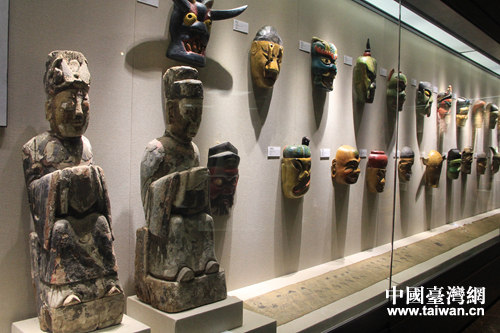 采訪團(tuán)參觀恩施州文化中心