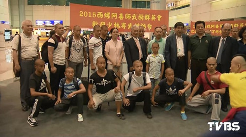 少林寺武僧抵臺臺灣武僧接機現(xiàn)場秀功夫(圖)