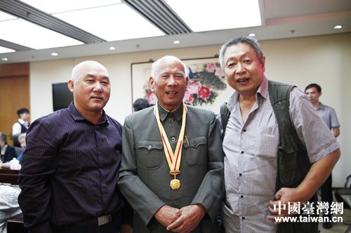 嘉賓與黃埔同學(xué)會會長林上元合影