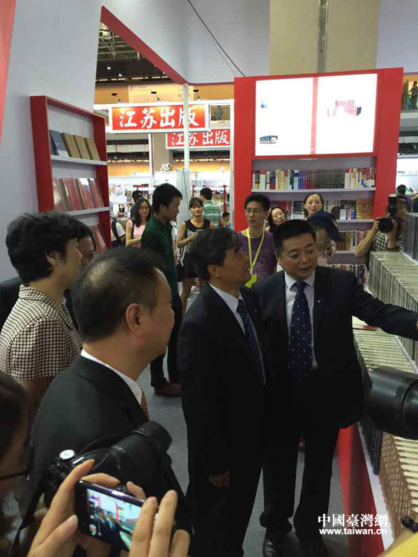 國家新聞出版廣電總局黨組成員、副局長吳尚之,福建省副省長李紅等參觀聯(lián)展