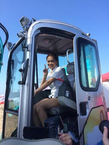 臺(tái)灣女商人開(kāi)挖土機(jī)環(huán)島凈灘目標(biāo)清除百?lài)嵗? oldsrc=