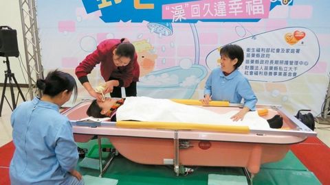 苗栗開通“行動(dòng)沐浴車”護(hù)工上門幫失能老人洗澡