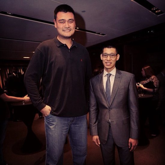 姚明赴臺(tái)灣助陣NBA海外賽 與林書(shū)豪親切交談