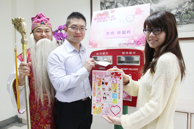 臺(tái)中推結(jié)婚熊郵票買(mǎi)郵票附贈(zèng)月老姻緣紅線(圖)
