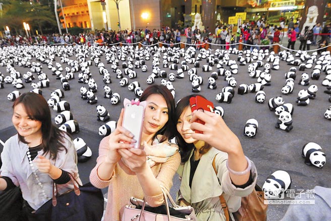 臺(tái)北超萌“紙熊貓大軍”開展吸引25萬人次(圖)