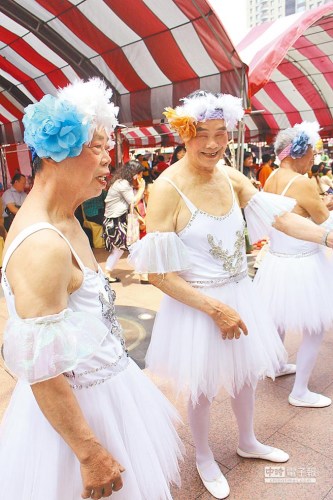 臺(tái)灣八旬老漢穿芭蕾裝跳電音組曲(圖) 臺(tái)灣八旬老漢穿芭蕾裝跳電音組曲(圖)