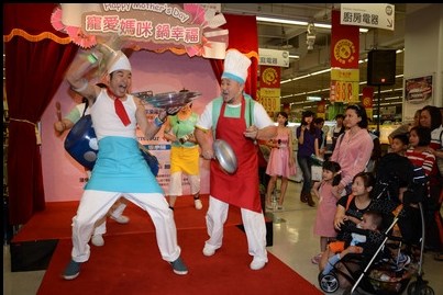 超市拼母親節(jié)商機(jī)型男敲鍋具表演“打擊秀”(圖)