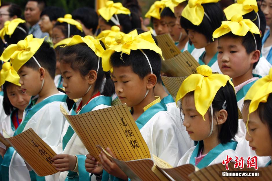 百名兒童齊聲吟誦 百名兒童齊聲吟誦