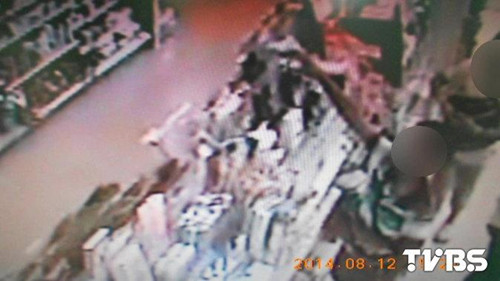 臺灣兩兒童“小手牽小手”偷賣場輪流把風(fēng)(圖)