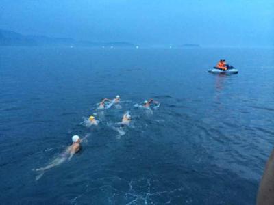 泳渡海峽天氣惡劣五大懸念 健兒夜泳登船避巨浪 泳渡海峽天氣惡劣五大懸念 健兒夜泳登船避巨浪