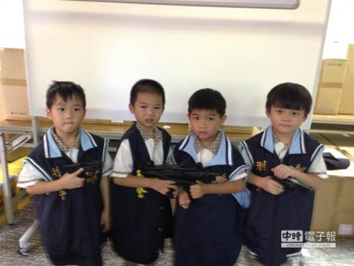 臺(tái)灣萌寶體驗(yàn)當(dāng)刑警樂(lè)得大呼“長(zhǎng)大也要當(dāng)警察”