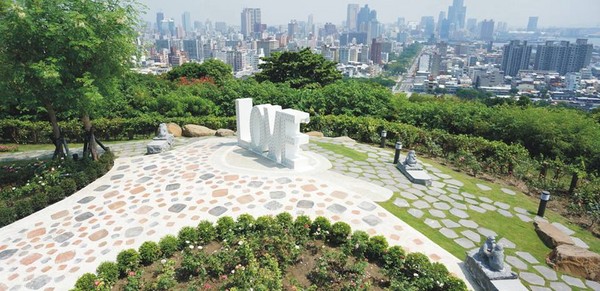 浪漫滿點(diǎn)!高雄“壽山情人觀景臺(tái)”打造玫瑰花園