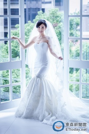 美女主播嫁臺(tái)灣首富侄子婚紗照首度曝光(圖)