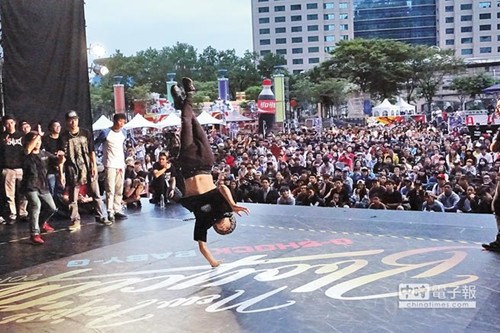 新北國(guó)際街舞大賽3000好手炫技秀連續(xù)空翻(圖)