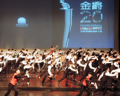 臺(tái)灣舉辦國(guó)際調(diào)酒大賽百人表演拋瓶場(chǎng)面壯觀(圖)