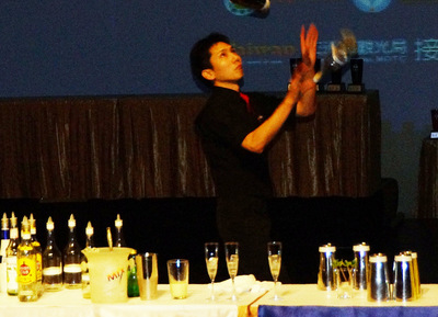 臺(tái)灣舉辦國(guó)際調(diào)酒大賽 百人表演拋瓶場(chǎng)面壯觀 臺(tái)灣舉辦國(guó)際調(diào)酒大賽 百人表演拋瓶場(chǎng)面壯觀