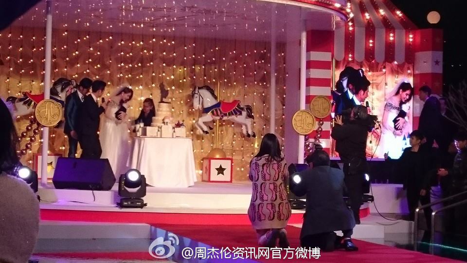 周杰倫臺(tái)北補(bǔ)辦婚宴 杰倫老媽時(shí)尚亮相 周杰倫臺(tái)北補(bǔ)辦婚宴 杰倫老媽時(shí)尚亮相