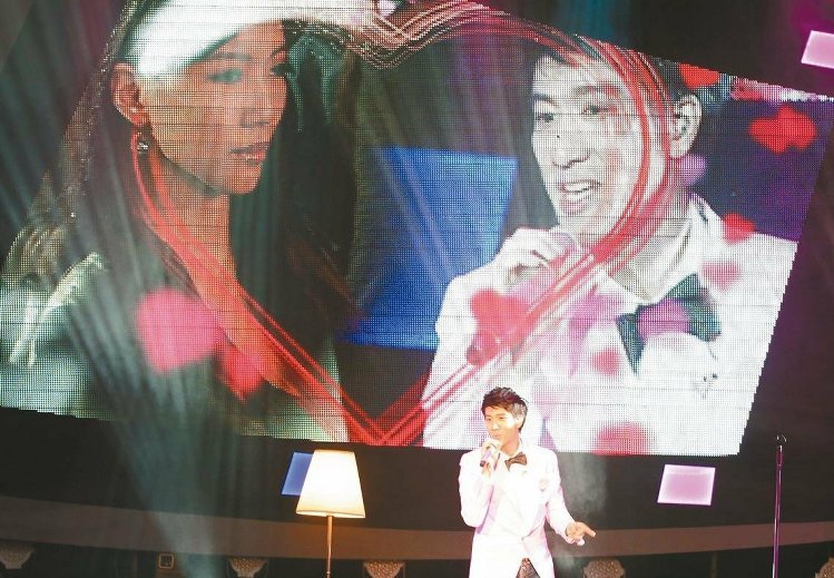 王力宏情人節(jié)唱情歌隔空示愛 妻子李靚蕾感動流淚 王力宏情人節(jié)唱情歌隔空示愛 妻子李靚蕾感動流淚