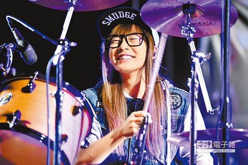 臺灣正妹鼓手網(wǎng)絡爆紅笑容自信電翻全場(圖)