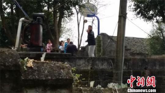 揭姚明12天廣安村小老師生活給學生演示投籃(圖)