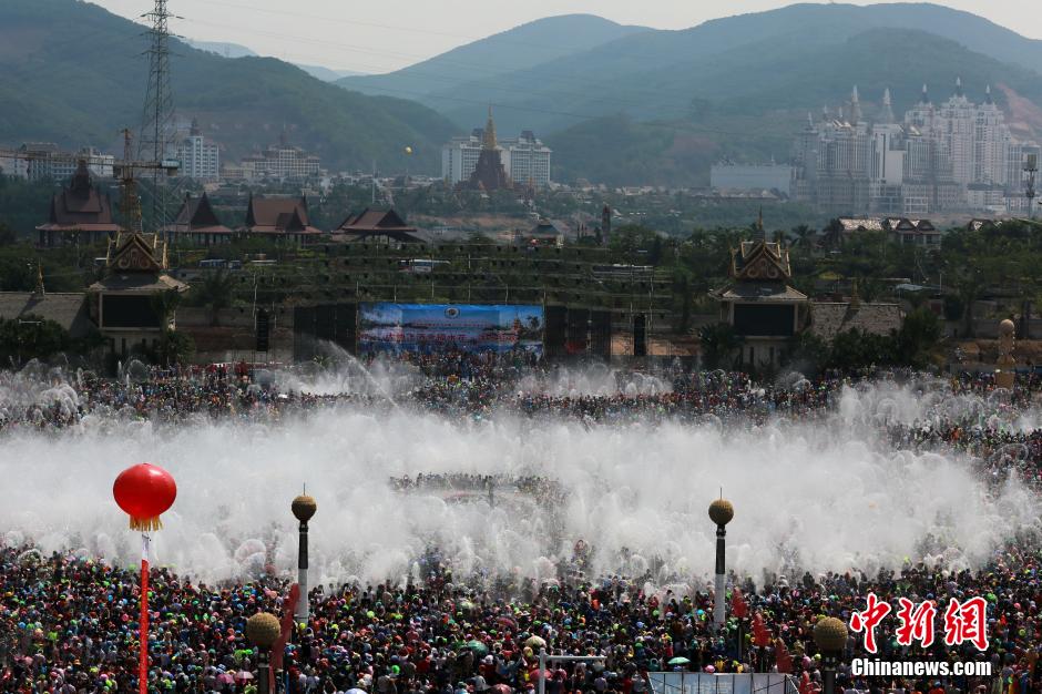 西雙版納萬人歡度潑水節(jié) 場面壯觀 西雙版納萬人歡度潑水節(jié) 場面壯觀