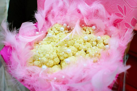 臺灣青年在機場用花菜求婚成功(圖)