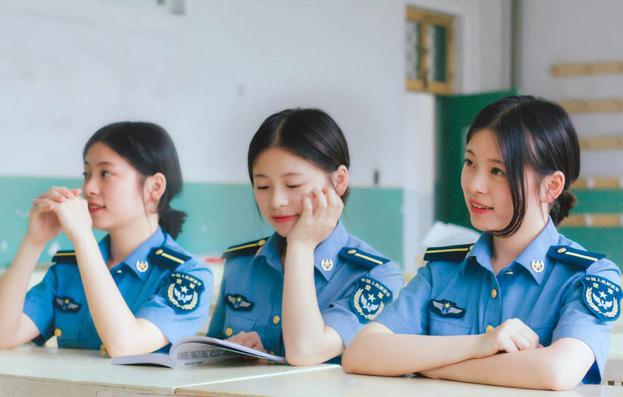 軍校女學(xué)員曬“時空穿越照” 美呆網(wǎng)友 軍校女學(xué)員曬“時空穿越照” 美呆網(wǎng)友