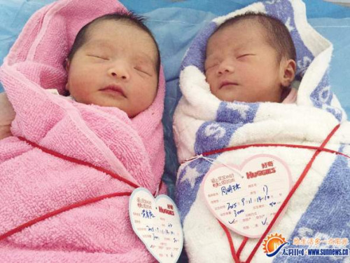 廈門兩有緣女嬰同天同時(shí)同院出生同高同重不同媽(圖)