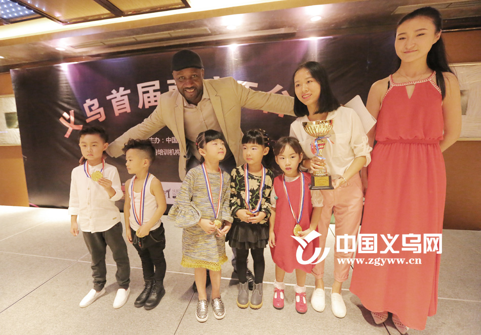 義烏首屆萌寶T臺(tái)秀寶寶萌翻眾人 義烏首屆萌寶T臺(tái)秀寶寶萌翻眾人