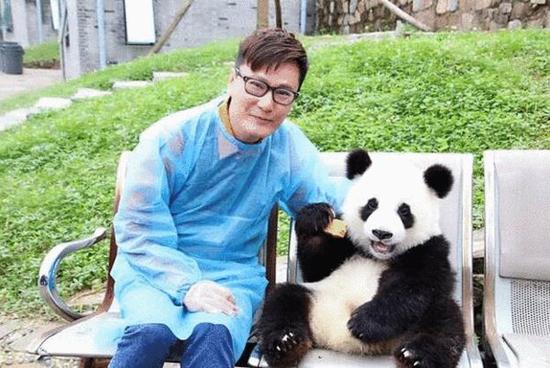 張信哲領(lǐng)養(yǎng)熊貓兒子超可愛