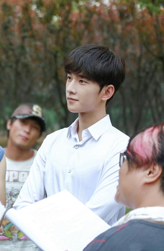 楊洋認(rèn)真拍戲 楊洋認(rèn)真拍戲